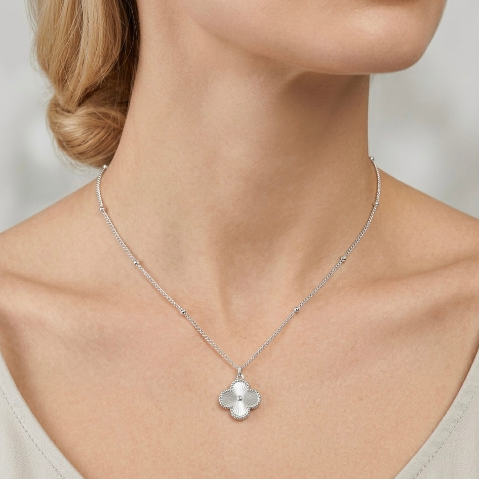 Collar trébol
