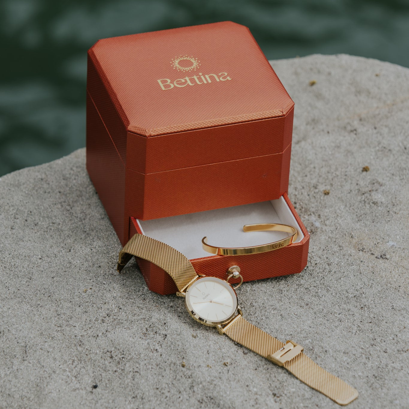 Reloj dorado